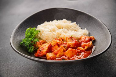 Pirinç ezmeli tavuk körili tavuk tikka masala baharatlı et masada bir kasede taze gurme yemek arkaplanı kırsal yemek üst görünüm fotokopi alanı