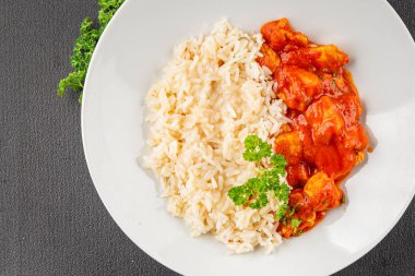 Pirinç ezmeli tavuk körili tavuk tikka masala baharatlı et masada bir kasede taze gurme yemek arkaplanı kırsal yemek üst görünüm fotokopi alanı