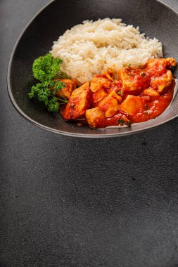 Pirinç ezmeli tavuk körili tavuk tikka masala baharatlı et masada bir kasede taze gurme yemek arkaplanı kırsal yemek üst görünüm fotokopi alanı