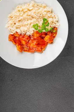 Pirinç ezmeli tavuk körili tavuk tikka masala baharatlı et masada bir kasede taze gurme yemek arkaplanı kırsal yemek üst görünüm fotokopi alanı