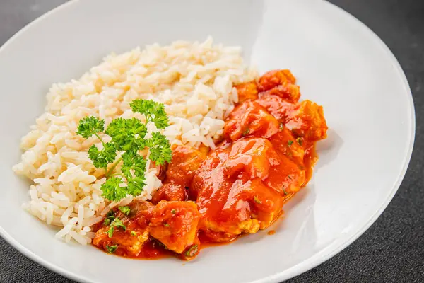 Pirinç ezmeli tavuk körili tavuk tikka masala baharatlı et masada bir kasede taze gurme yemek arkaplanı kırsal yemek üst görünüm fotokopi alanı