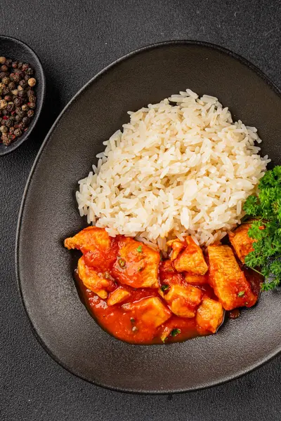 Pirinç ezmeli tavuk körili tavuk tikka masala baharatlı et masada bir kasede taze gurme yemek arkaplanı kırsal yemek üst görünüm fotokopi alanı