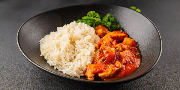 Pirinç ezmeli tavuk körili tavuk tikka masala baharatlı et masada bir kasede taze gurme yemek arkaplanı kırsal yemek üst görünüm fotokopi alanı