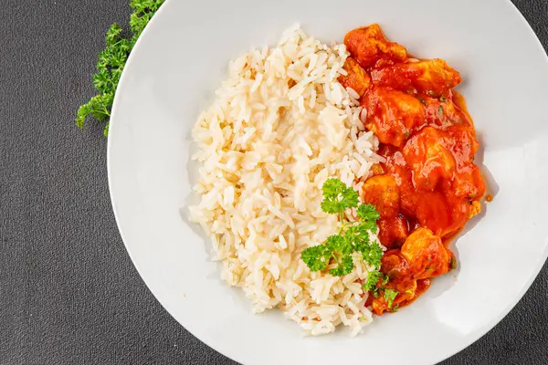 Pirinç ezmeli tavuk körili tavuk tikka masala baharatlı et masada bir kasede taze gurme yemek arkaplanı kırsal yemek üst görünüm fotokopi alanı