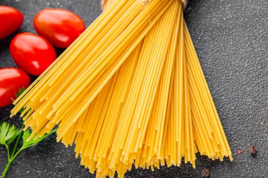 Spagetti makarnası çiğ buğday içeriği masaya taze yemek kırsal yemek üst görünüm uzay yiyecek arka plan fotokopisi