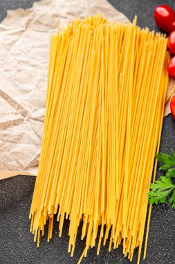 Spagetti makarnası çiğ buğday içeriği masaya taze yemek kırsal yemek üst görünüm uzay yiyecek arka plan fotokopisi
