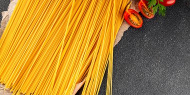 Spagetti makarnası çiğ buğday içeriği masaya taze yemek kırsal yemek üst görünüm uzay yiyecek arka plan fotokopisi