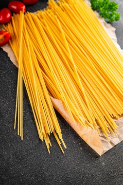Spagetti makarnası çiğ buğday içeriği masaya taze yemek kırsal yemek üst görünüm uzay yiyecek arka plan fotokopisi