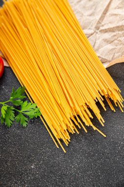 Spagetti makarnası çiğ buğday içeriği masaya taze yemek kırsal yemek üst görünüm uzay yiyecek arka plan fotokopisi