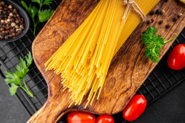 Spagetti makarnası çiğ buğday içeriği masaya taze yemek kırsal yemek üst görünüm uzay yiyecek arka plan fotokopisi