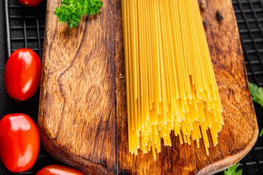 Spagetti makarnası çiğ buğday içeriği masaya taze yemek kırsal yemek üst görünüm uzay yiyecek arka plan fotokopisi