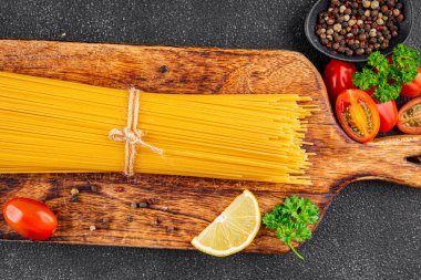 Spagetti makarnası çiğ buğday içeriği masaya taze yemek kırsal yemek üst görünüm uzay yiyecek arka plan fotokopisi