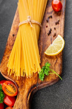 Spagetti makarnası çiğ buğday içeriği masaya taze yemek kırsal yemek üst görünüm uzay yiyecek arka plan fotokopisi