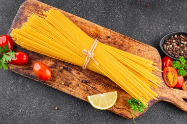 Spagetti makarnası çiğ buğday içeriği masaya taze yemek kırsal yemek üst görünüm uzay yiyecek arka plan fotokopisi