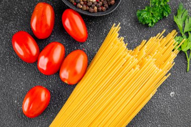 Spagetti makarnası çiğ buğday içeriği masaya taze yemek kırsal yemek üst görünüm uzay yiyecek arka plan fotokopisi