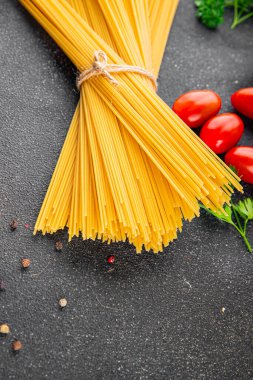 Spagetti makarnası çiğ buğday içeriği masaya taze yemek kırsal yemek üst görünüm uzay yiyecek arka plan fotokopisi