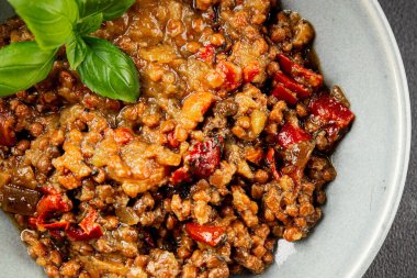 Mercimek tabağı sebzeleri ve kavrulmuş biberler lezzetli sebzeler taze vejetaryen ve vejetaryen yemek arka planı masanın üstünde rustik yiyecekler fotokopi alanı keto ve paleo diyeti