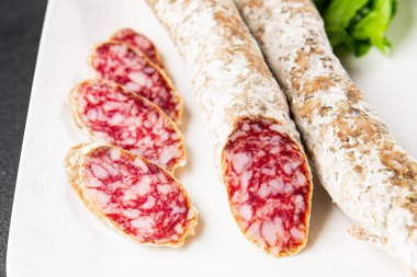 Kurutulmuş sosis domuz eti. Füme yemek. Lezzetli gurme yemek geçmişi.