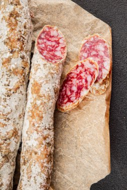 Kurutulmuş sosis domuz eti. Füme yemek. Lezzetli gurme yemek geçmişi.