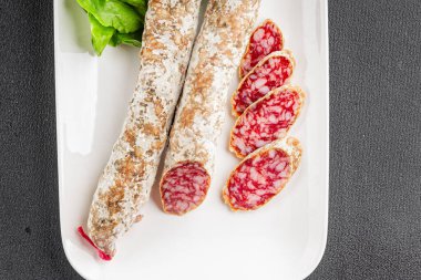 Kurutulmuş sosis domuz eti. Füme yemek. Lezzetli gurme yemek geçmişi.