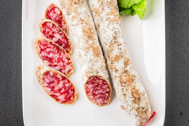 Kurutulmuş sosis domuz eti. Füme yemek. Lezzetli gurme yemek geçmişi.