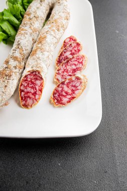 Kurutulmuş sosis domuz eti. Füme yemek. Lezzetli gurme yemek geçmişi.