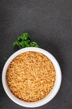 Kahverengi pirinç bütün tahıl ürünleri süper yiyecekler taze gurme yemek arkaplanı masa kırsal gıdalar üst görünüm fotokopi alanı