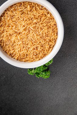 Kahverengi pirinç bütün tahıl ürünleri süper yiyecekler taze gurme yemek arkaplanı masa kırsal gıdalar üst görünüm fotokopi alanı