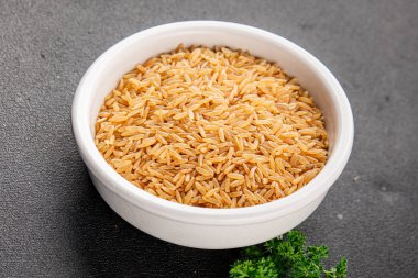 Kahverengi pirinç bütün tahıl ürünleri süper yiyecekler taze gurme yemek arkaplanı masa kırsal gıdalar üst görünüm fotokopi alanı