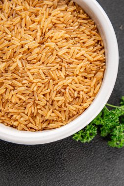 Kahverengi pirinç bütün tahıl ürünleri süper yiyecekler taze gurme yemek arkaplanı masa kırsal gıdalar üst görünüm fotokopi alanı