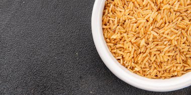 Kahverengi pirinç bütün tahıl ürünleri süper yiyecekler taze gurme yemek arkaplanı masa kırsal gıdalar üst görünüm fotokopi alanı