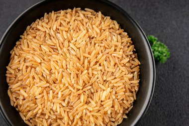 Kahverengi pirinç bütün tahıl ürünleri süper yiyecekler taze gurme yemek arkaplanı masa kırsal gıdalar üst görünüm fotokopi alanı