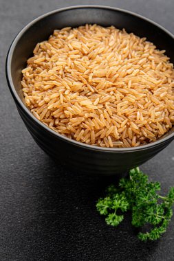 Kahverengi pirinç bütün tahıl ürünleri süper yiyecekler taze gurme yemek arkaplanı masa kırsal gıdalar üst görünüm fotokopi alanı