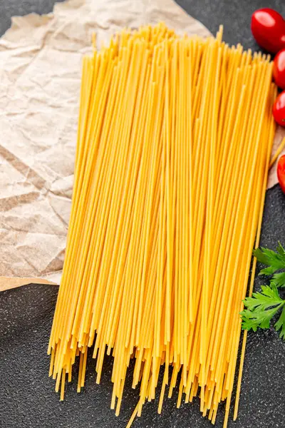 Spagetti makarnası çiğ buğday içeriği masaya taze yemek kırsal yemek üst görünüm uzay yiyecek arka plan fotokopisi