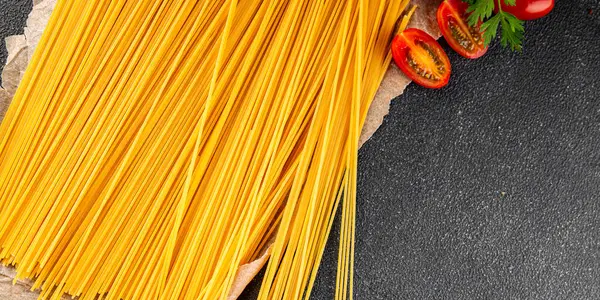 Spagetti makarnası çiğ buğday içeriği masaya taze yemek kırsal yemek üst görünüm uzay yiyecek arka plan fotokopisi