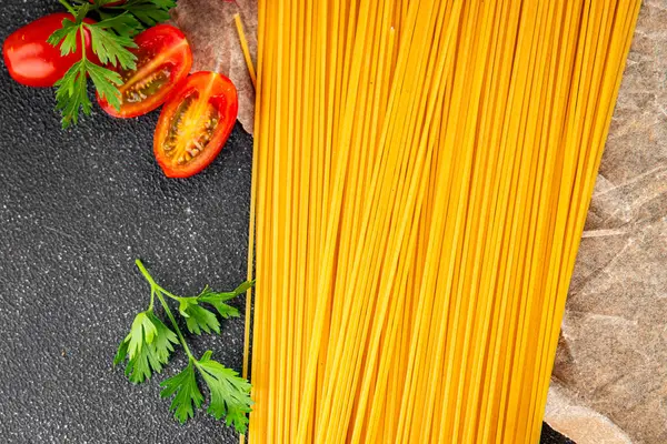 Spagetti makarnası çiğ buğday içeriği masaya taze yemek kırsal yemek üst görünüm uzay yiyecek arka plan fotokopisi