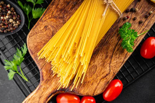 Spagetti makarnası çiğ buğday içeriği masaya taze yemek kırsal yemek üst görünüm uzay yiyecek arka plan fotokopisi