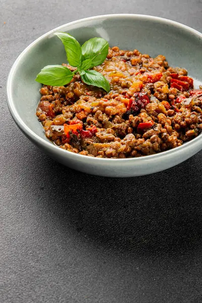 Mercimek tabağı sebzeleri ve kavrulmuş biberler lezzetli sebzeler taze vejetaryen ve vejetaryen yemek arka planı masanın üstünde rustik yiyecekler fotokopi alanı keto ve paleo diyeti