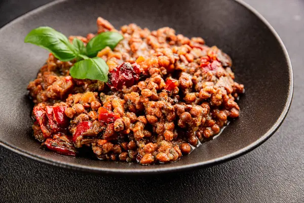 Mercimek tabağı sebzeleri ve kavrulmuş biberler lezzetli sebzeler taze vejetaryen ve vejetaryen yemek arka planı masanın üstünde rustik yiyecekler fotokopi alanı keto ve paleo diyeti