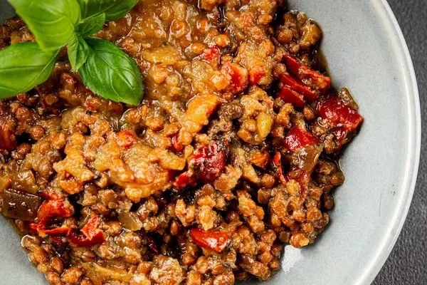 Mercimek tabağı sebzeleri ve kavrulmuş biberler lezzetli sebzeler taze vejetaryen ve vejetaryen yemek arka planı masanın üstünde rustik yiyecekler fotokopi alanı keto ve paleo diyeti