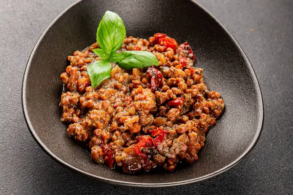 Mercimek tabağı sebzeleri ve kavrulmuş biberler lezzetli sebzeler taze vejetaryen ve vejetaryen yemek arka planı masanın üstünde rustik yiyecekler fotokopi alanı keto ve paleo diyeti