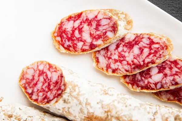 Kurutulmuş sosis domuz eti. Füme yemek. Lezzetli gurme yemek geçmişi.