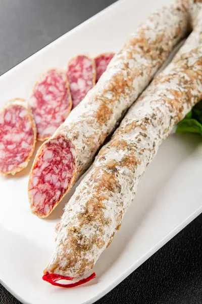 Kurutulmuş sosis domuz eti. Füme yemek. Lezzetli gurme yemek geçmişi.