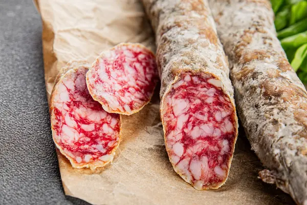 Kurutulmuş sosis domuz eti. Füme yemek. Lezzetli gurme yemek geçmişi.