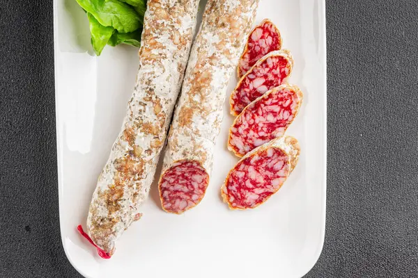 Kurutulmuş sosis domuz eti. Füme yemek. Lezzetli gurme yemek geçmişi.