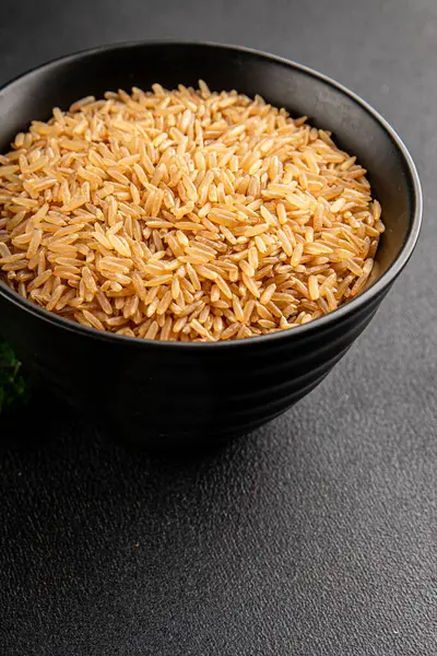 Kahverengi pirinç bütün tahıl ürünleri süper yiyecekler taze gurme yemek arkaplanı masa kırsal gıdalar üst görünüm fotokopi alanı