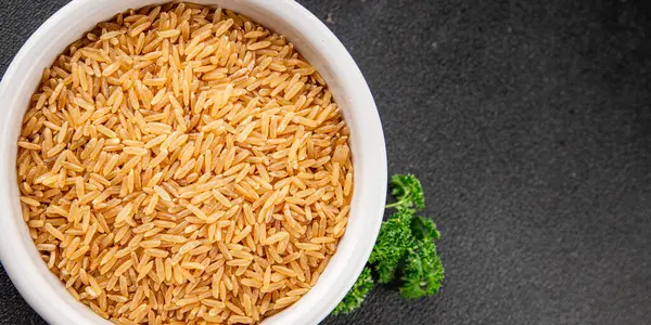 Kahverengi pirinç bütün tahıl ürünleri süper yiyecekler taze gurme yemek arkaplanı masa kırsal gıdalar üst görünüm fotokopi alanı