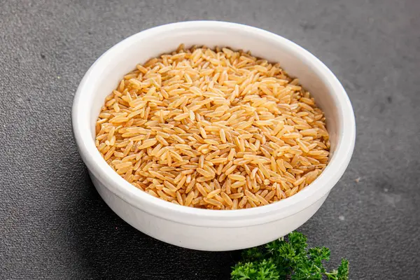 Kahverengi pirinç bütün tahıl ürünleri süper yiyecekler taze gurme yemek arkaplanı masa kırsal gıdalar üst görünüm fotokopi alanı