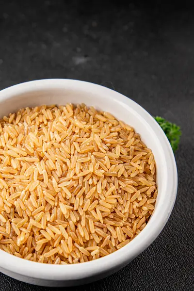 Kahverengi pirinç bütün tahıl ürünleri süper yiyecekler taze gurme yemek arkaplanı masa kırsal gıdalar üst görünüm fotokopi alanı