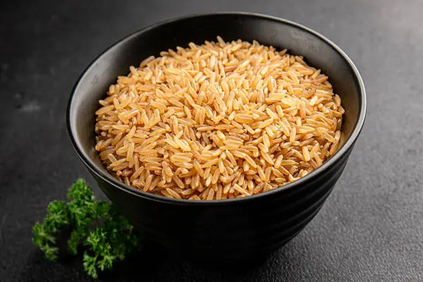 Kahverengi pirinç bütün tahıl ürünleri süper yiyecekler taze gurme yemek arkaplanı masa kırsal gıdalar üst görünüm fotokopi alanı